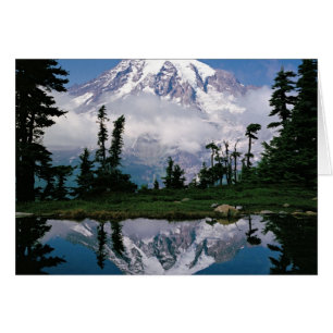 Cartão Monte Rainier refletido em um lago de montanha