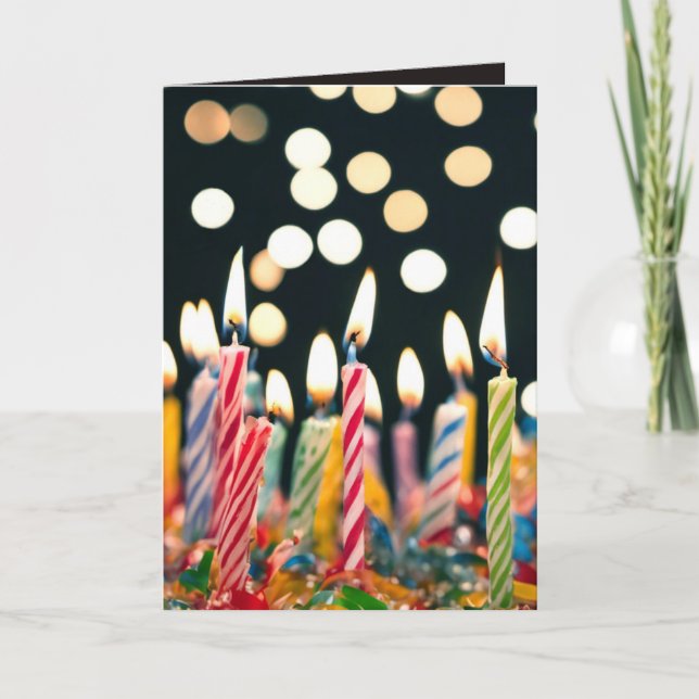 Cartão Muitas velas de aniversário em um bolo (Frente)
