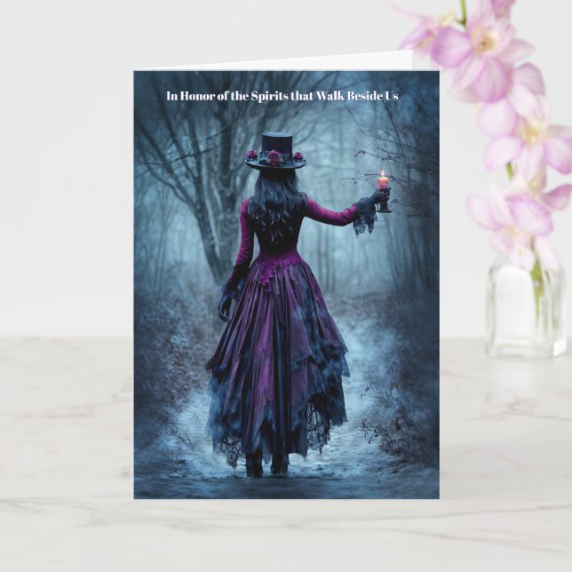 Cartão Mulher de Samhain com Vela em uma Trilha Nebulosa (Orquídea)