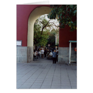 Cartão Mulher em um Arquway