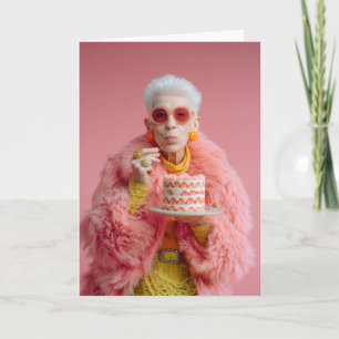 Cartão Mulher Idosa Elegante Comendo Bolo em Moda Rosa