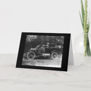Cartão Mulher Orgulhosa atrás da roda do seu carro 1914