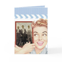 Mulher retrora segurando uma foto