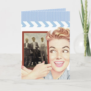 Cartão Mulher retrora segurando uma foto