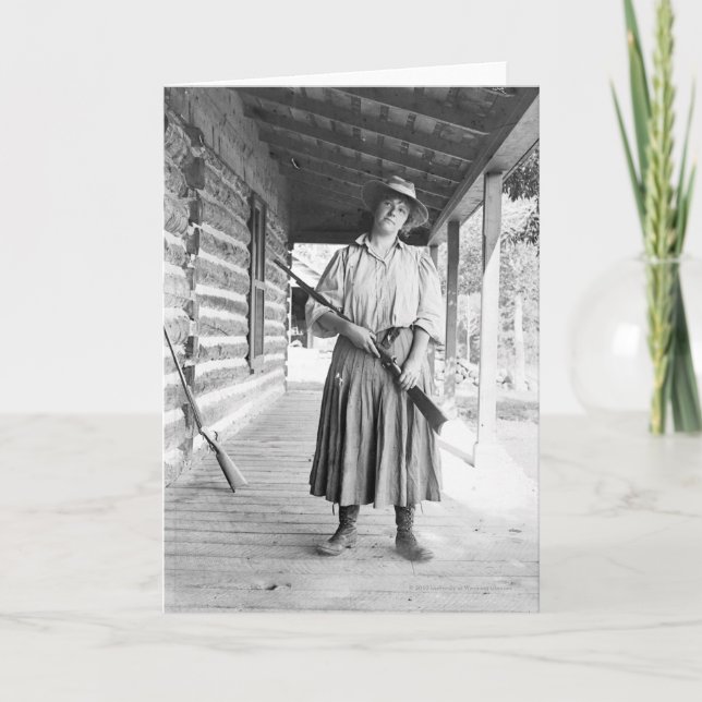 Cartão Mulher segurando um rifle em uma varanda (Frente)