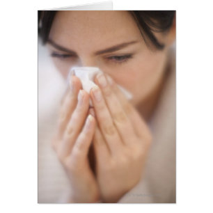 Cartão Mulher soprando o nariz.