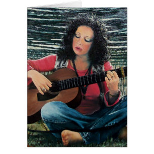 Cartão Mulher Tocando Música Com Guitarra Acústica