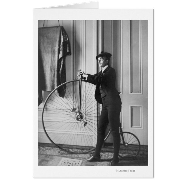 Cartão Mulher Vestida como Homem com Bicicleta (Frente)