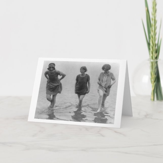 Cartão Mulheres andando na praia de Arlington (Frente)