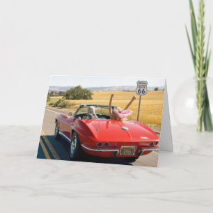 Cartão Mulheres aniversariantes em um Corvette Vermelho 1
