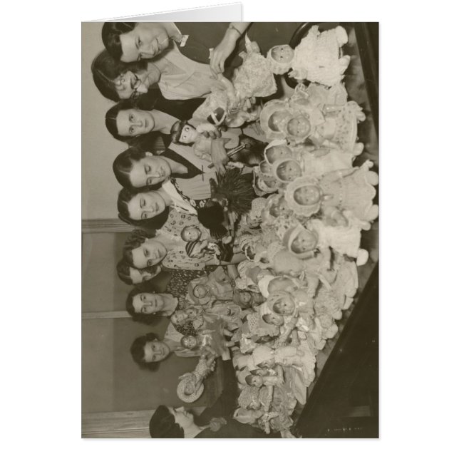 Cartão Mulheres com bonecas, c.1930s, pela capa de Sam (Frente)