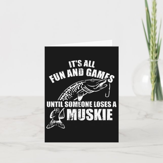 Cartão Muskie Fisheries É tudo divertido e jogos até algu (Frente)