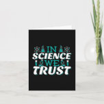 Cartão Na Science We Trust Cote - Professor<br><div class="desc">Na citação de Science We Trust. A ciência bonita, artística, engraçada fala com uma reviravolta religiosa. Arte tem microscópio e equipamento experimental de frasco para professora de ciências masculina ou feminina. > Use para a apreciação de professores de Ciência, Química, Biologia ou geek de Física, ou crianças nerd de cientistas....</div>