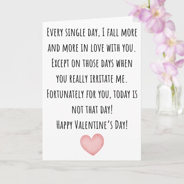 Cartão Namorada engraçada Eu me apaixono mais por você (Orquídea)