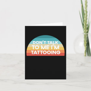 Cartão Não fale comigo Estou Fazendo Tatuagem Presente En