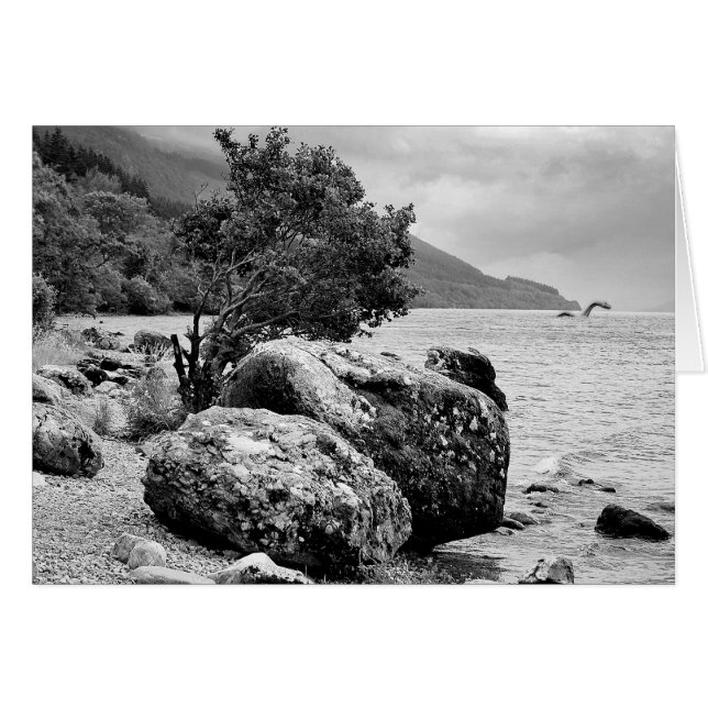 Cartão Nas margens de Loch Ness com o monstro (Frente Horizontal)