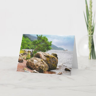 Cartão Nas margens de Loch Ness com o monstro