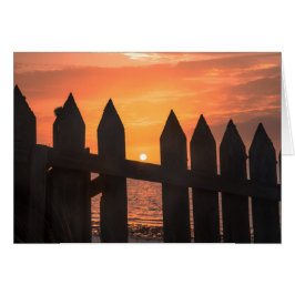 Cartão nascer do sol através de uma cerca