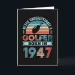 Cartão Nascer Golfer 1947 80 de Golfe Pai de Presente de<br><div class="desc">Nunca subestime um nascer Golfer em 1947. Presente Ideal 80 para um jogador de golfe de 80 anos e um entusiasta do golfe que adora esportes. Retro presente para Homens,  Mulheres,  seu pai no Dia de os pais.</div>