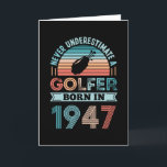 Cartão Nascer Golfer 1947 80 de Golfe Pai de Presente de<br><div class="desc">Nunca subestime um nascer Golfer em 1947. Presente Ideal 80 para um jogador de golfe de 80 anos e um entusiasta do golfe que adora esportes. Retro presente para Homens,  Mulheres,  seu pai no Dia de os pais.</div>