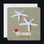 Cartão Natal de Starfish Beach Xmas<br><div class="desc">Uma design de Natal festiva na praia de verão,  mostrando estrelas-estrelas na areia com palavras "Feliz Natal" e chapéu de Papai Noel. Tema litoral perfeito para suas comemorações festivas e decoração.</div>