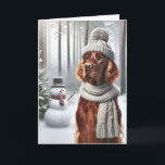 Cartão Natal - Irlandês Setter com Snowman<br><div class="desc">Um cachorro vestindo uma cinza de chapéu e cachecol se posiciona em uma floresta de neve ao lado de um boneco de neve para o Natal</div>