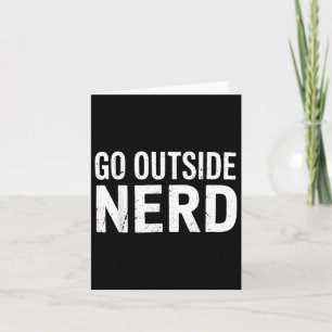 Cartão Nerd vai lá fora acampamento curioso de caminhada