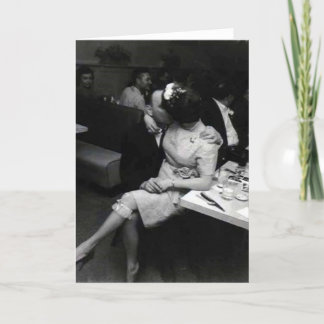 Cartão newlyweds kissing at a resturaunt