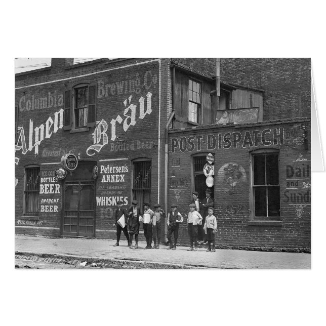 Cartão Newsboys Outside a Saloon, 1910 (Frente Horizontal)