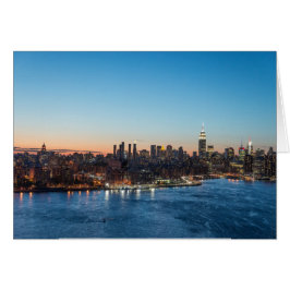 Cartão No Brooklyn olhando para o horizonte de Manhattan