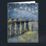 Cartão Noite Estrelada Vincent van Gogh<br><div class="desc">Cabanas de Cordeville. Vincent Willem van Gogh. Paisagem noturna em tons de azul escuro e amarelo. Há uma ponte sobre o rio. Em primeiro plano, um homem e uma mulher estão caminhando ao longo do aterro. As estrelas estão brilhando no céu. Reprodução de obras de arte famosas imagens em domínio...</div>