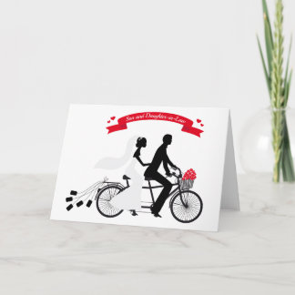 Cartão noiva e noiva na bicicleta de casamento