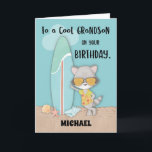 Cartão Nome personalizado Avô Birthday Beach Funny Raccoo<br><div class="desc">Que cartão divertido para o seu neto! Um guaxinim está se inclinando contra uma prancha de surfe que parece muito legal! Ele está na areia,  e alguns conchas o cercam. Adicione o nome dele a um cartão verdadeiramente pessoal para celebrar o seu aniversário!</div>
