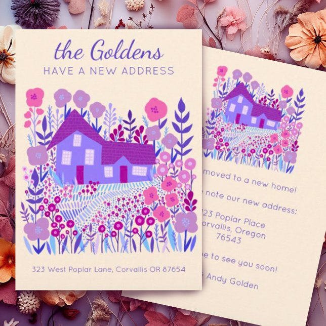 Cartão Novo Endereço Doméstico Transferindo Flores de Arm (Custom new home address announcement flat card with charming house and garden illustration purple)