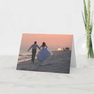 Cartão Novos casados correndo para o pôr do sol, o futuro
