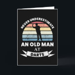 Cartão Nunca Subestime um Homem Velho no Dardo<br><div class="desc">Ideal para todos os fãs de dardos. Para todos os dardistas que amam jogar dardos,  lançar dardos e esportes. Design retrô engraçado de dardo 180. Presente de aniversário,  ação de graças,  Natal ou presente de Natal para homens e mulheres.</div>