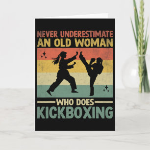 Cartão Nunca Subestime Uma Mulher Idosa Que Pratica Kickb