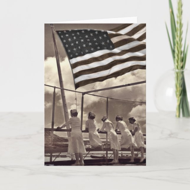 Cartão Nurses Looking at an Island 1945 (Frente)