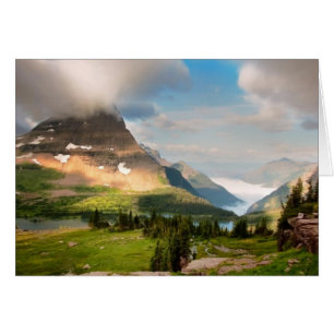 Cartão Nuvens que varrem através das montanhas