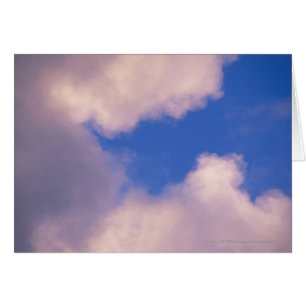 Cartão Nuvens Wispy contra o céu azul