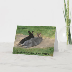 Cartão O amor é......Deitada no sapo de grama quente...