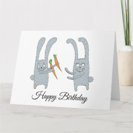 Cartão O coelho dá a lebre uma cenoura para seu aniversár