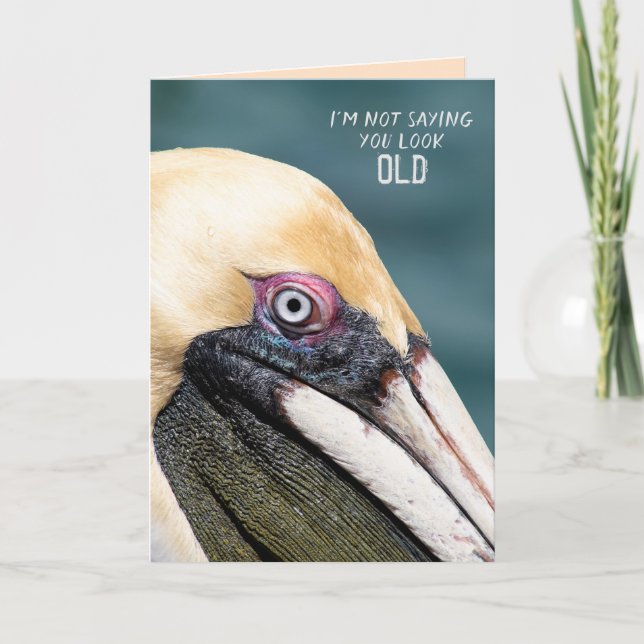 Cartão O humor de aniversário do Pelican ao envelhecer (Frente)
