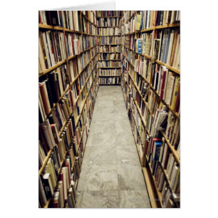 Cartão O interior de uma livraria de segunda mão Sweden.