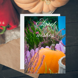 Cartão O jardim ainda vive com uma abóbora laranja