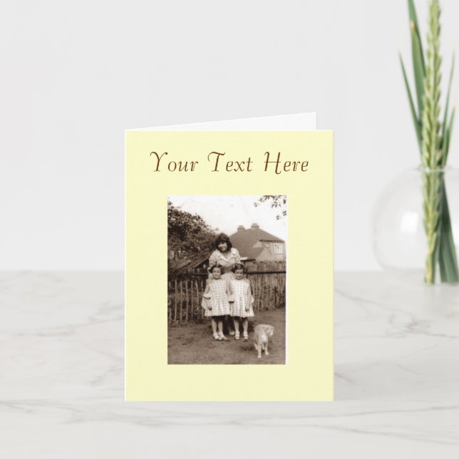 Cartão Old photo cute identical twin girl sisters and cat (Frente)