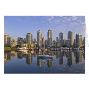 Cartão Olhando para além do False Creek na silhueta de 2