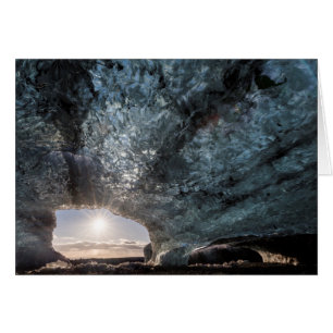 Cartão Olhando para fora de uma caverna de gelo, Islândia