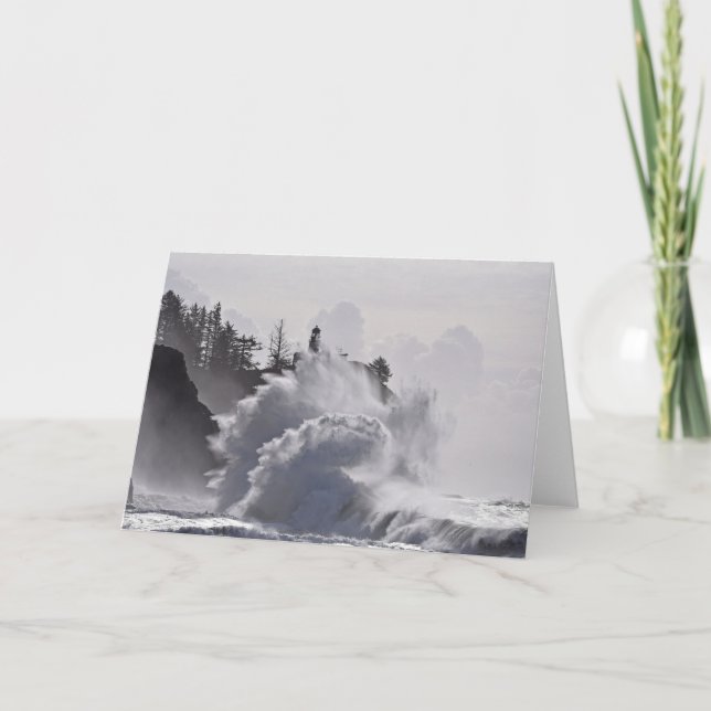 Cartão Ondas épicas no farol de desapontamento de Cabo (Frente)