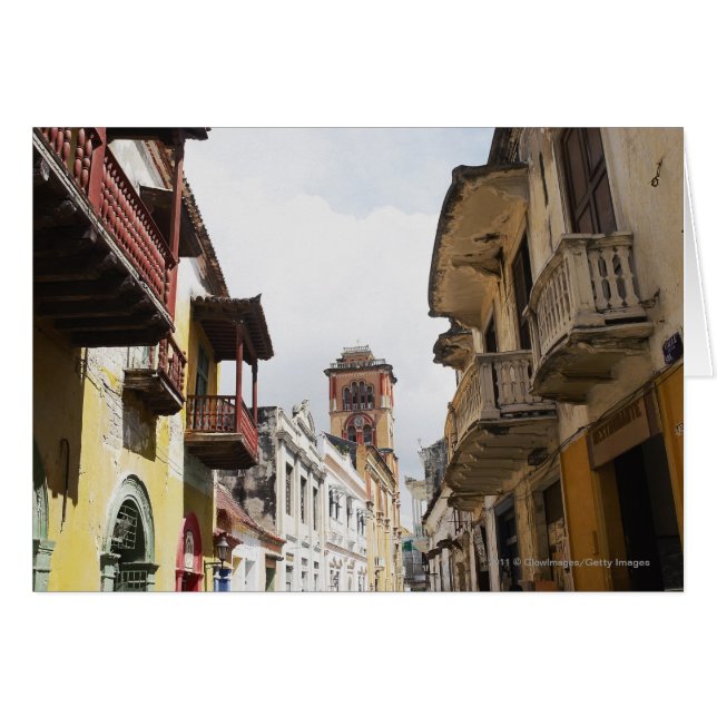 Cartão Opinião de baixo ângulo dos apartamentos ao longo (Frente Horizontal)